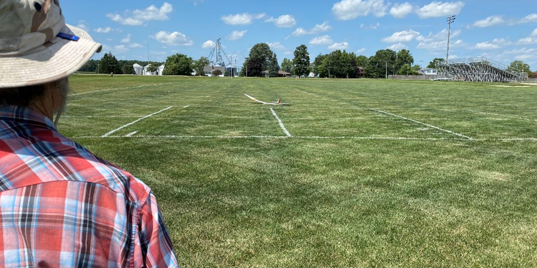 Here, Dave is landing his Super BOT after his 2 km flight!