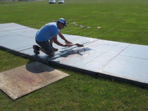 Mike Anderson releasing Pete Mazur's Skyray Carrier plane.